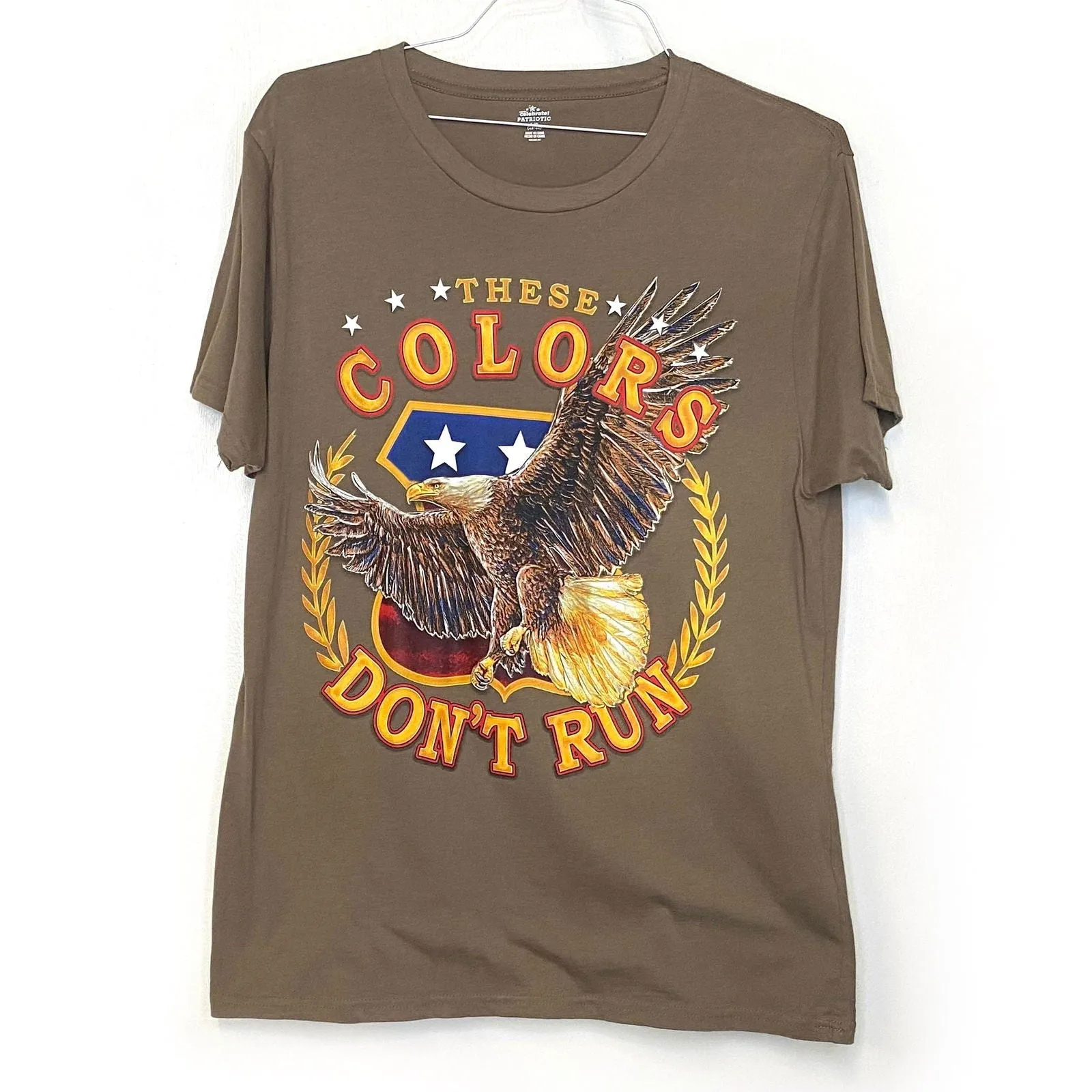Celebrate! Patriotic Mens Size L (42-44) Light Brown Graphic T-Shirt "These Color Don't Run" S/s Pre-Owned